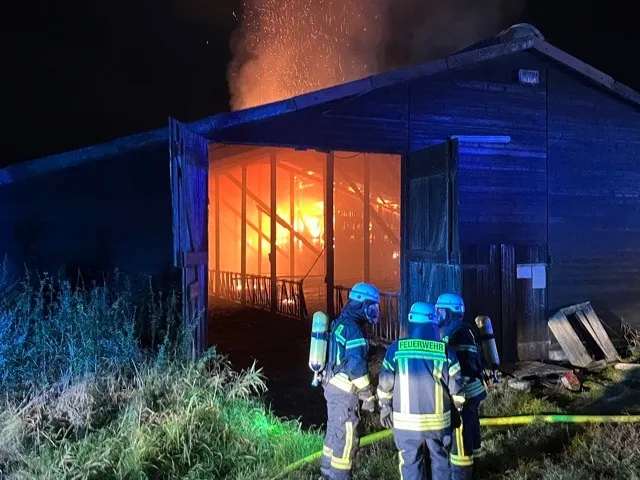 Großalarm in Wischhafen - Stallgebäude durch Feuer erheblich beschädigt, Unbekannte werfen Steine auf Radfahrer in Stade - Polizei sucht Zeugen