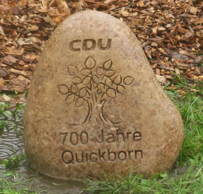 Quickborn - Unbekannte entwenden Gedenkstein zum Stadtjubiläum - Polizei sucht Zeugen