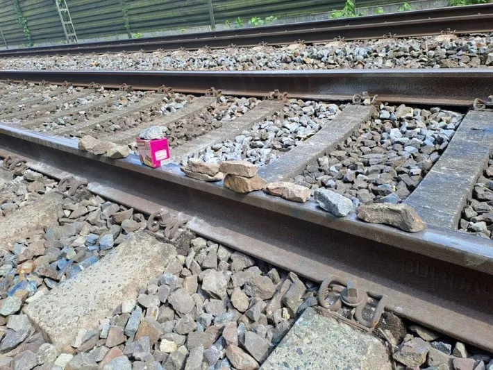 Kinder legen wiederholt Gegenstände bei Ritterhude auf die Gleise - Bundespolizei stellt zwei Verdächtige