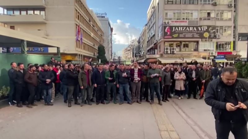 TÜRK HARB-İŞ ÜYESİ İŞÇİLER, TÜRK-İŞ YÖNETİCİLERİNİ PROTESTO ETTİ: “İSTEDİĞİ ZAM ORANLARI, HİÇBİR ŞEKİLDE İŞÇİYİ TATMİN ETMEMEKTEDİR. BİZİ ENFLASYONA HEP YENİK DÜŞÜRMEKTEDİR. BİZ, SARI SENDİKA İSTEMİYORUZ”