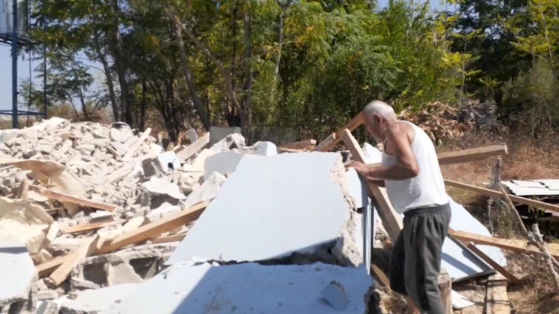 DEPREMDE AĞIR HASARLI EVİ EKİPLERCE YIKILAN OSMANİYELİ GENCER AİLESİ, KİRAYA ÇIKMALARINA RAĞMEN HER GÜN YIKILAN EVLERİNİN BAŞINA GELİYOR: “ONLARIN HATIRALARI HEP BURADA…”