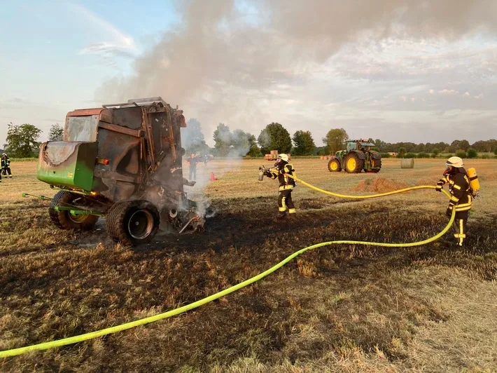 Rundballenpresse bei landwirtschaftlichen Arbeiten in Kutenholz in Brand geraten