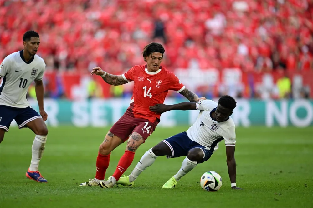 Penaltılarda rakibine 5-3 üstünlük kuran ve yarı finale yükselen İngiltere, Hollanda-Türkiye maçının galibiyle karşılaşacak