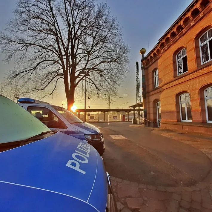 Bundespolizeiliche Maßnahmen führen zu Aufgriffen: Beamte stellen einen gewaltbereiten Mann am Bahnhof Uelzen. Ein weiterer trägt ein Messer in der Hand.