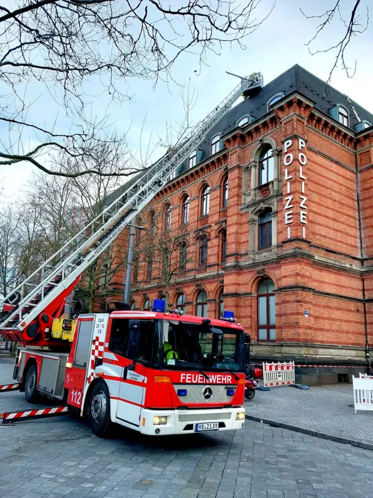 Sturmschäden am Dach von Polizeigebäude - Angrenzender Bahnsteig gesperrt