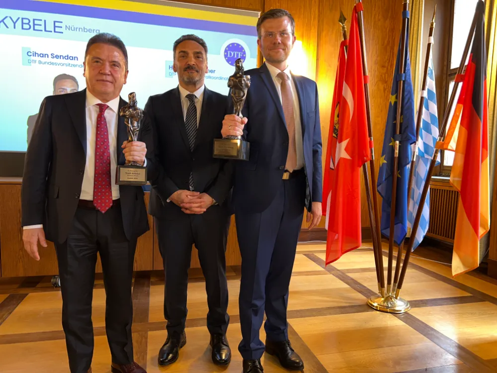 “Kybele” ödülü kardeş şehirlerin belediye başkanları Marcus König ve Muhittin Böcek’e verildi
