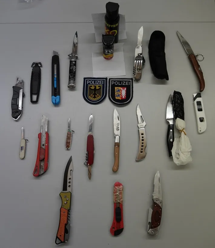 Landes- und Bundespolizei - Kontrolle des Waffen- und Messerverbotes an den Bahnhöfen in Bad Oldesloe, Ahrensburg und Reinfeld