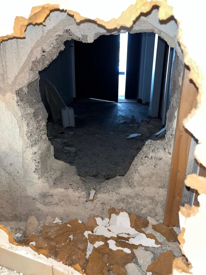 Filmreifer Einbruch in Düsseldorfer Zigarrengeschäft: Täter stemmen Loch in Wand und erbeuten Zigarren im Wert von 60.000 Euro