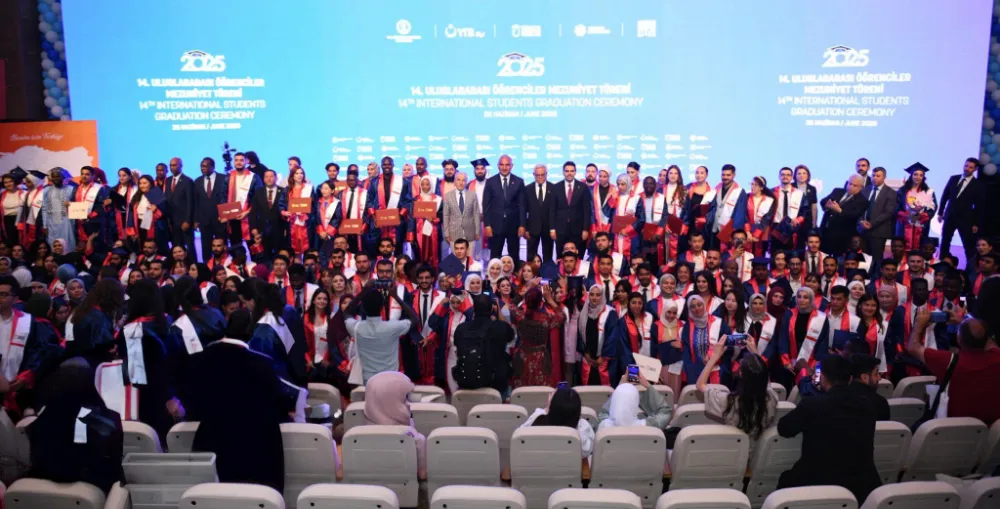 Freude über den Abschluss: Internationale Studierende feiern ihren Abschluss in Ankara