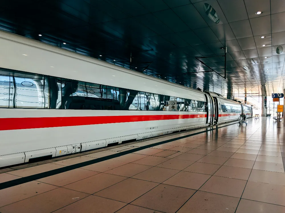 Hamburg-Viyana ICE Treninde Balta ve Çekiçli Saldırı: Üç Kişi Yaralandı