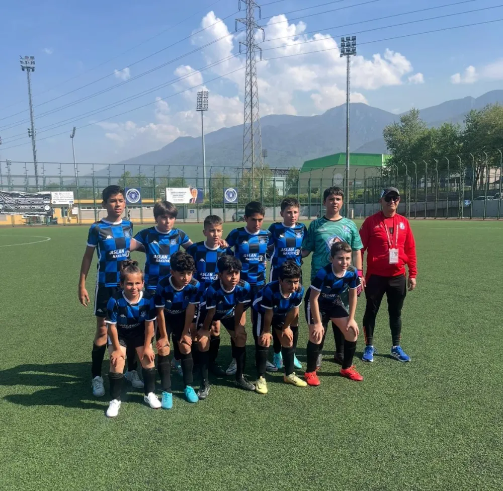Kumlaspor, Futboluyla ve Sosyal Sorumluluk Projeleriyle Göz Dolduruyor