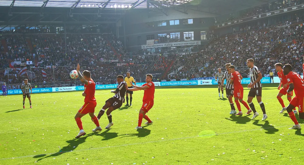 St. Pauli Augsburg’u Devirdi: Tarihî Başlangıç! 2-1