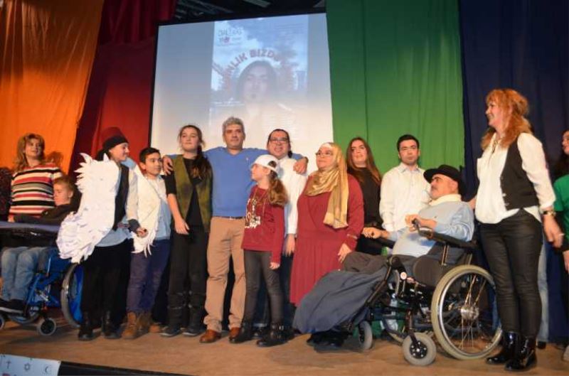 ‚Ayak ta alkışlandılar’