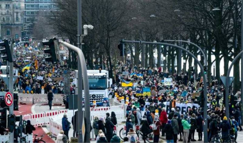 30.000 Menschen Demonstrieren In Hamburg Gegen Ukraine-Krieg