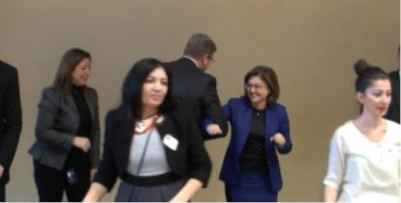 ‘Ayakta 1 Milyar Kişi’nin arasında Fatma Şahin ve Stefan Füle yer aldı